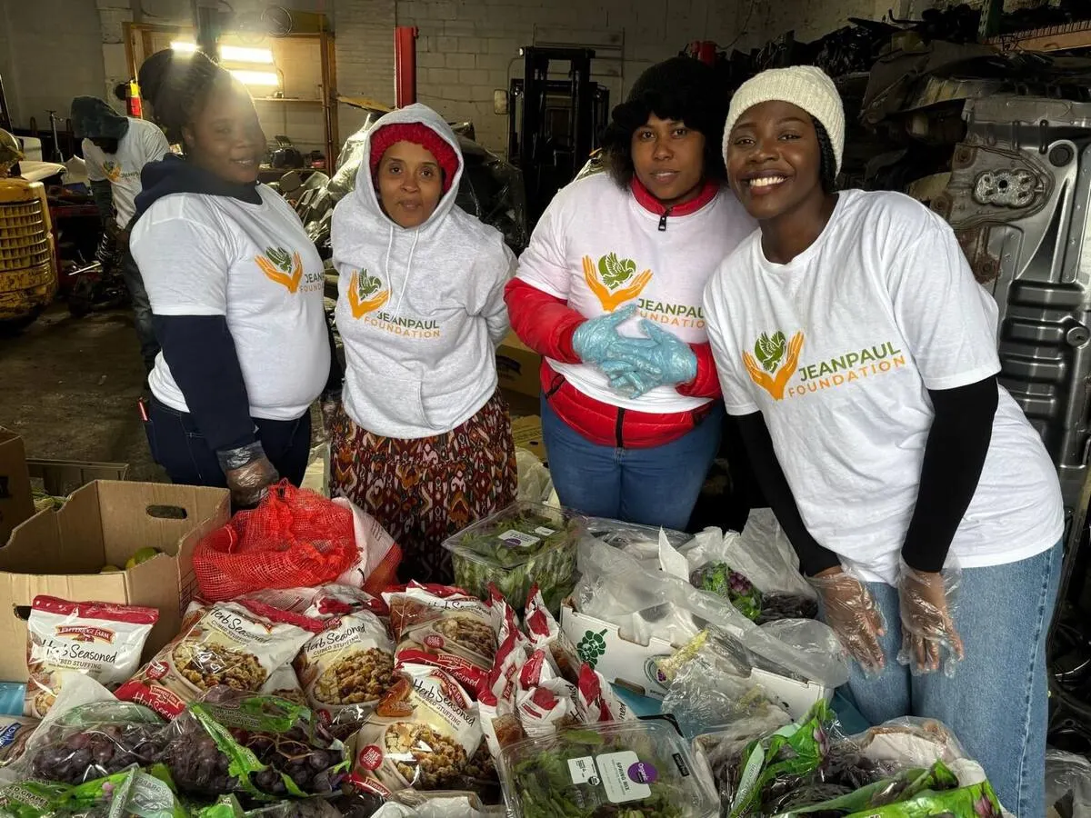 Volunteers ready for food distribution